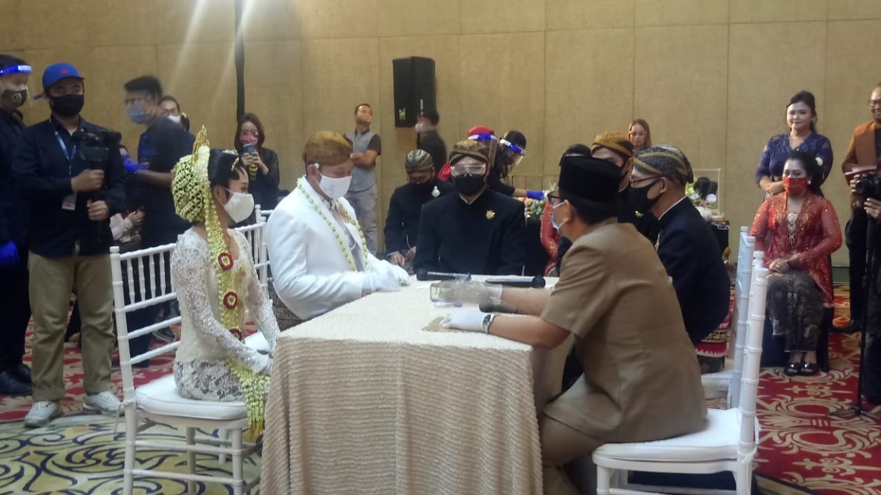 Warga Solo, Jawa Tengah menggelar acara hajatan pernikahan dengan menerapkan protokol kesehatan di salah satu hotel di Solo. (MP/Ismail)