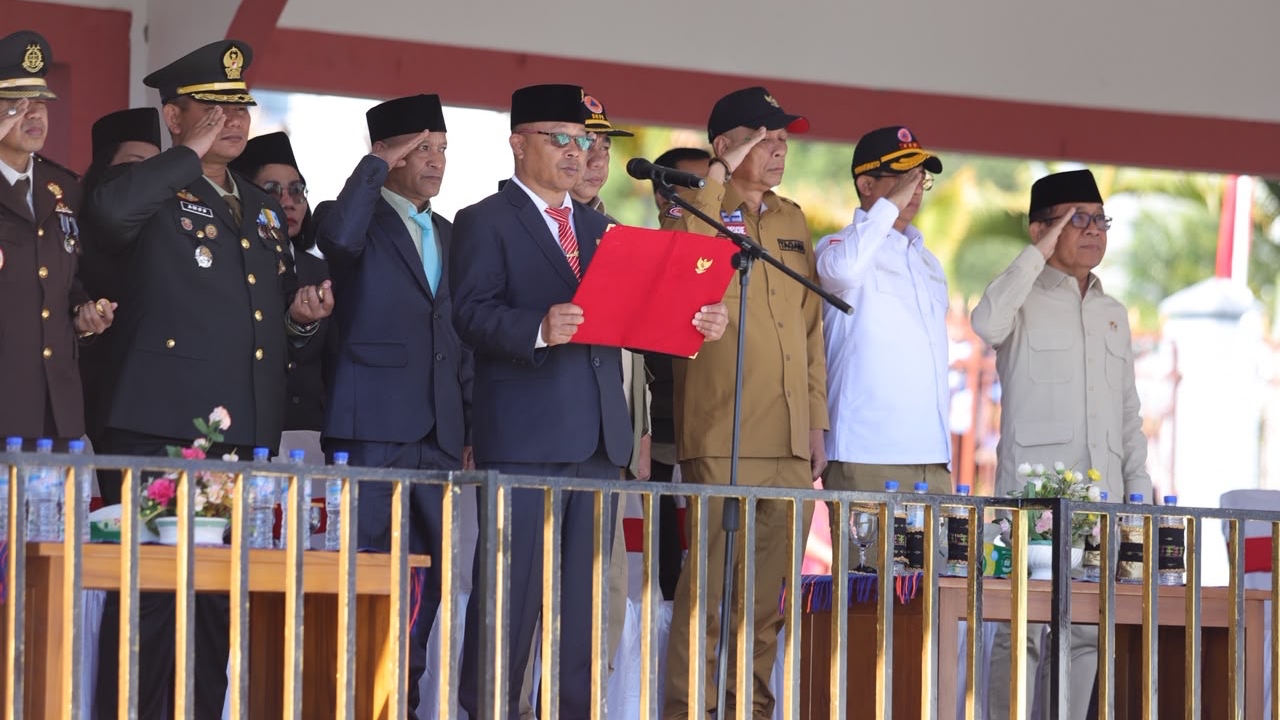 Menko PMK dan Kepala BNPB Ikuti Upacara HUT ke-81 RI di Lokasi Terdampak Gempa NTT