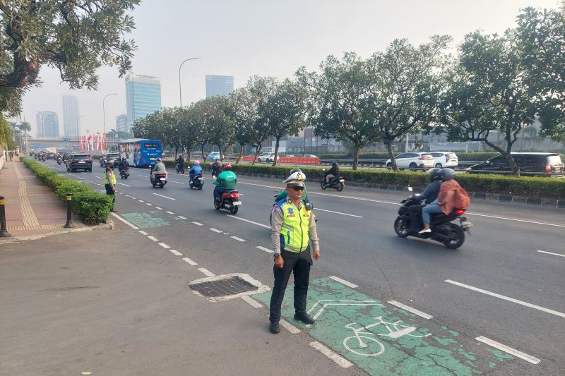 Polisi Lalu Lintas Disebar Buat Urai Kemacetan di Jalan Jenderal Gatot Subroto Menuju Kawasan Gedung MPR/DPR/DPD