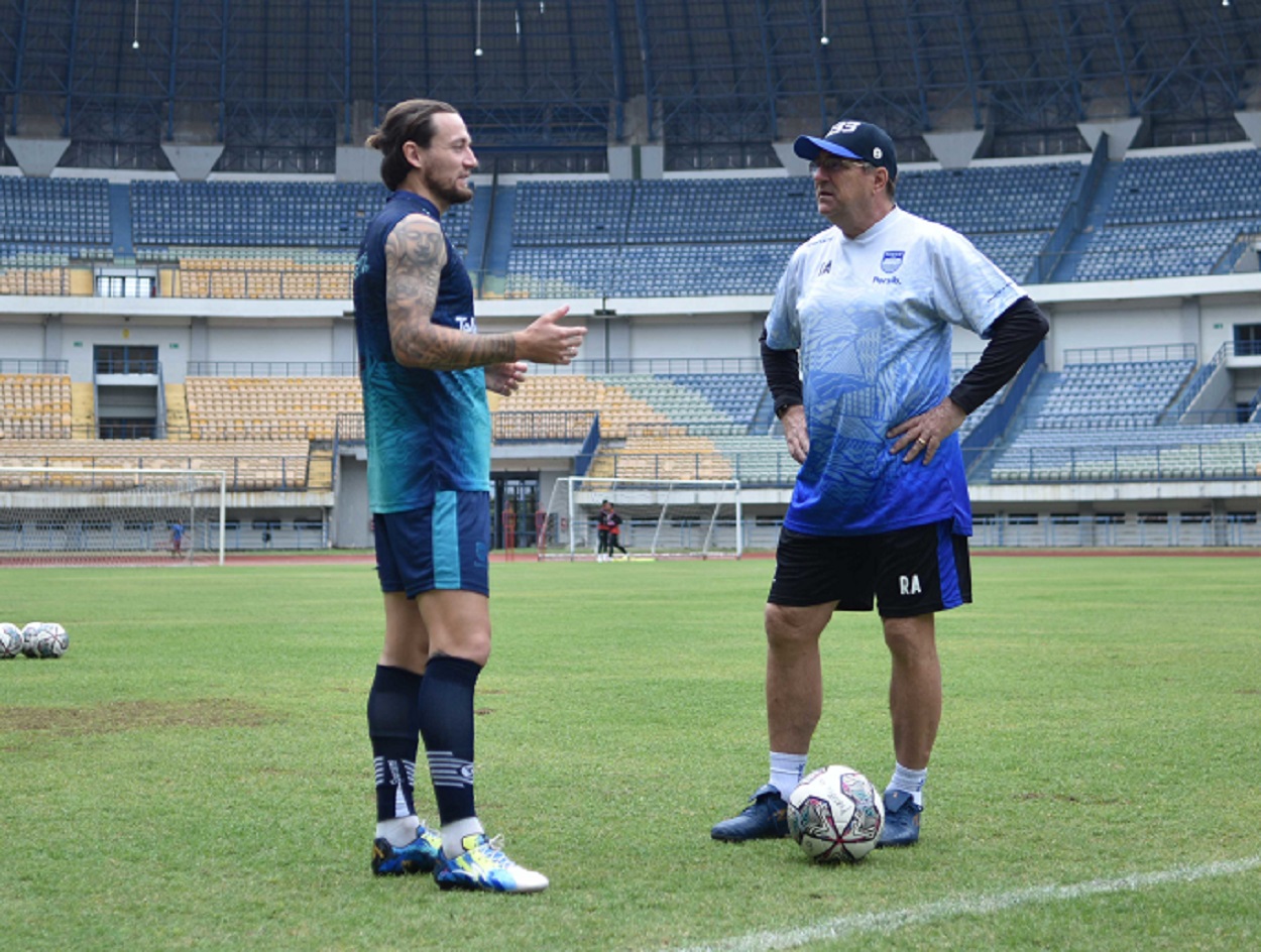 Persib Tidak Diperkuat Ezra dan Castillion saat Hadapi Persikabo 1973