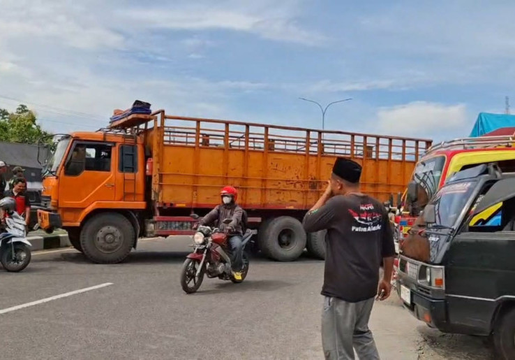 Truk Tangki Minyak Sayur Kecelakaan, Jalan Cakung-Cilincing Serasa Arena 'Ice Skating' Dadakan