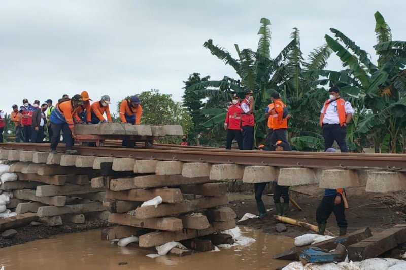 Perbaikan jalur kereta api lintas utara di Pulau Jawa tepatnya di petak antara Stasiun Lemahabang-Stasiun Kedunggedeh, Bekasi, Jawa Barat, pada Km 55 +100 s.d KM 54+500. ANTARA/ HO-Kemenhub