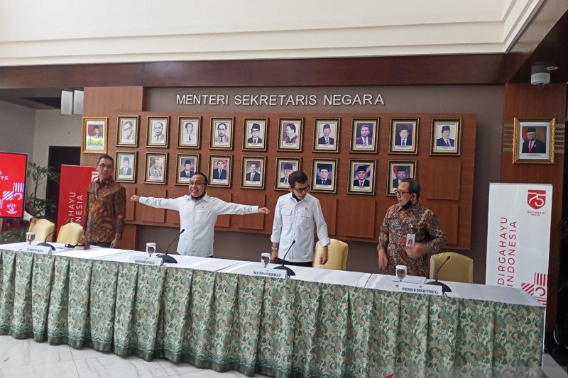 Menteri Sekretaris Negara (Mensesneg) Pratikno (kedua dari kiri) di gedung Sekretariat Negara Jakarta, Senin (6/7/2020). (ANTARA/Rangga Pandu Asmara Jingga)