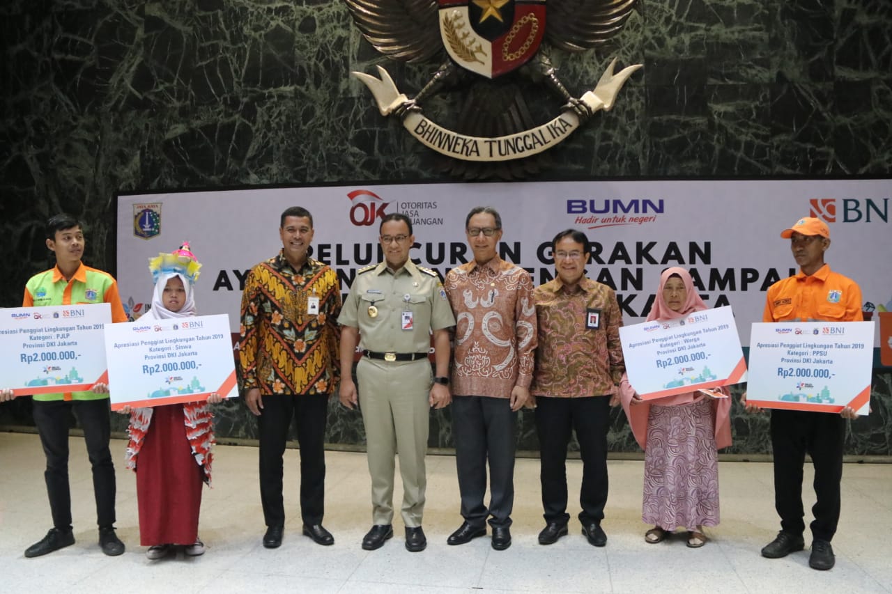Pemprov DKI Jakarta bekerja sama dengan Otoritas Jasa Keuangan (OJK) dan PT Bank Negara Indonesia (BNI) menginisiasi Gerakan Ayo Menabung dengan Sampah di Balai Kota, Jakarta, pada Senin (14/10). Foto: Humas Pemprov DKI Jakarta