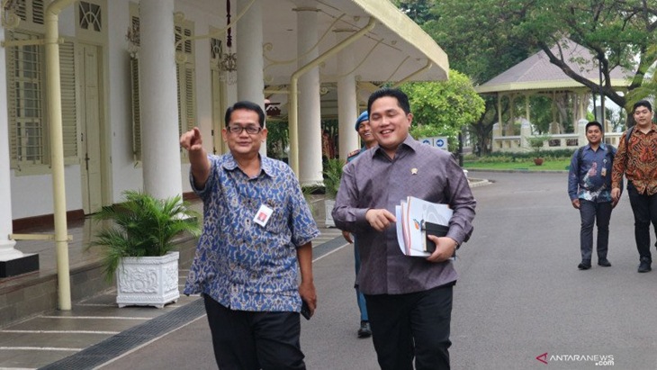 Menteri BUMN Erick Thohir (kanan) di lingkungan Istana Kepresidenan Jakarta, Jumat (22/11) (Desca Lidya Natalia)