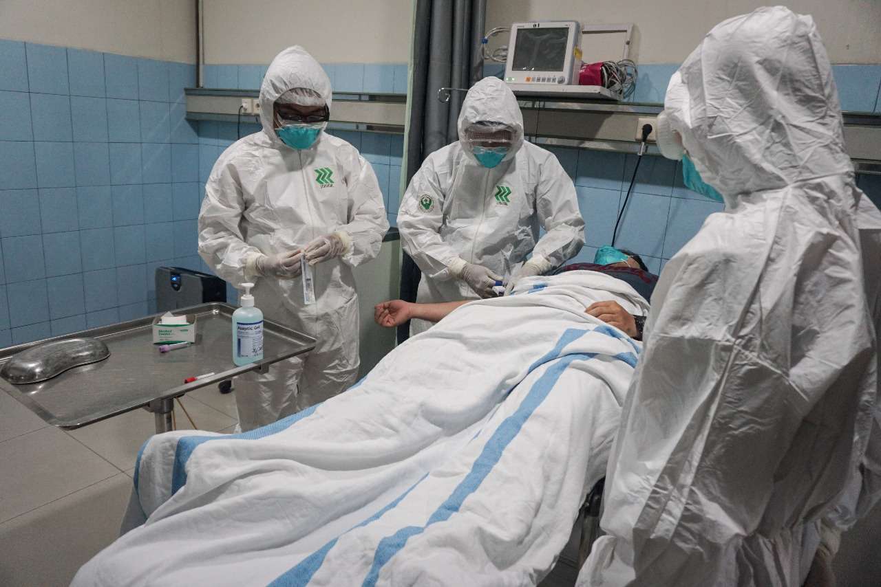 Tim dokter RSUD dr Moewardi Solo, Jawa Tengah merawat pasien virus corona dalam simulasi, Jumat (31/1). (MP/Ismail)