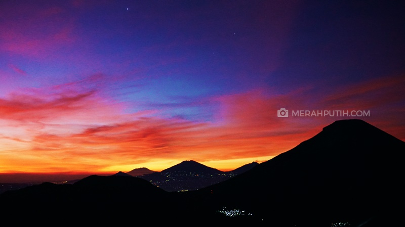 Menangkap Golden Sunrise dari 'Negeri di Atas Awan'