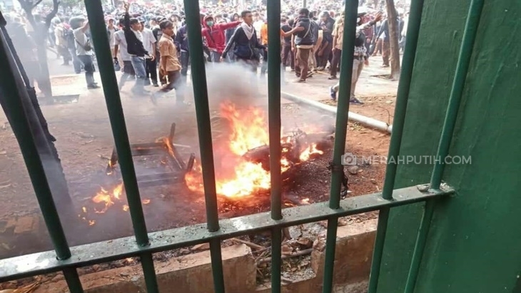 Massa pelajar yang beraksi di Gedung DPR membakar sepeda motor milik wartawan (MP/Ponco Sulaksono)