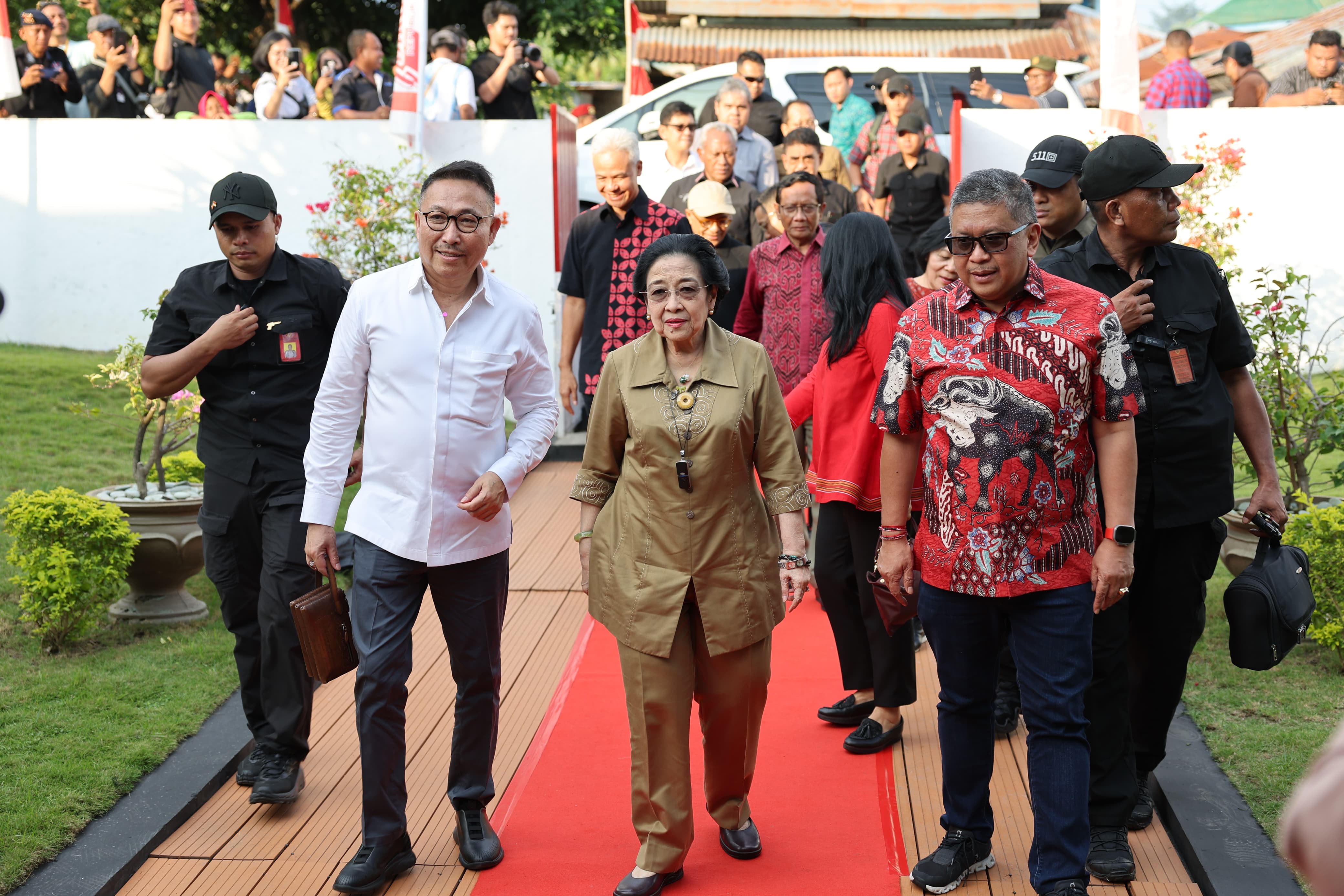 Didampingi Ganjar-Mahfud, Megawati Kunjungi Rumah Pengasingan Bung Karno di Ende