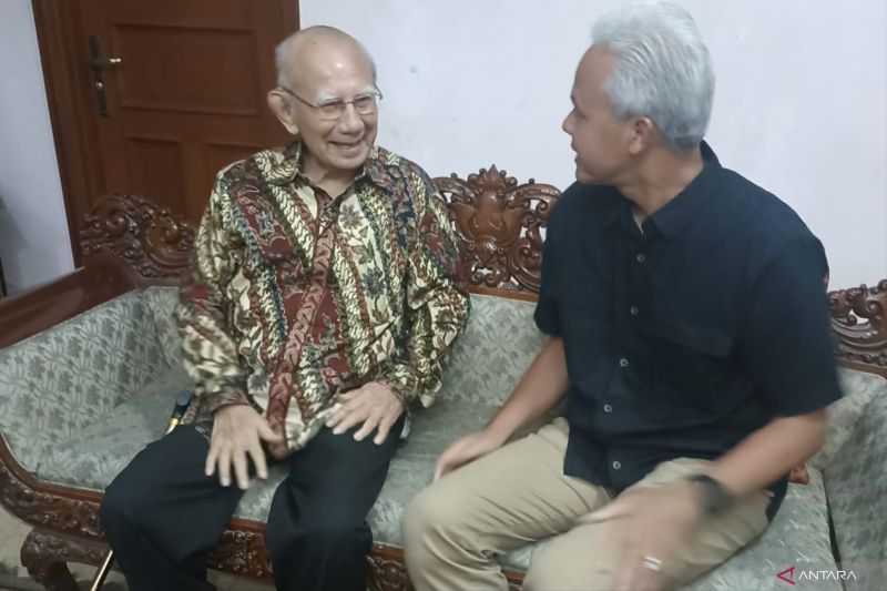 Ganjar Temui Mantan Menteri Emil Salim Ngobrol Soal Lingkungan