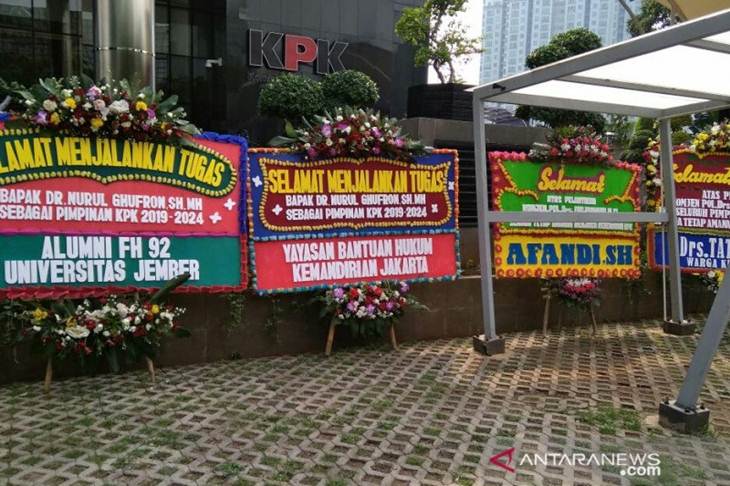 Karangan bunga untuk pimpinan KPK terpilih di depan pelataran gedung KPK, Jakarta, Jumat (20/12/2019). (Antara/Benardy Ferdiansyah)