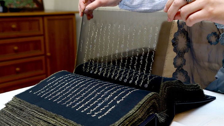 Al Quran dari tinta emas yang ditulis di atas kain sutera (Foto: Boredpanda)