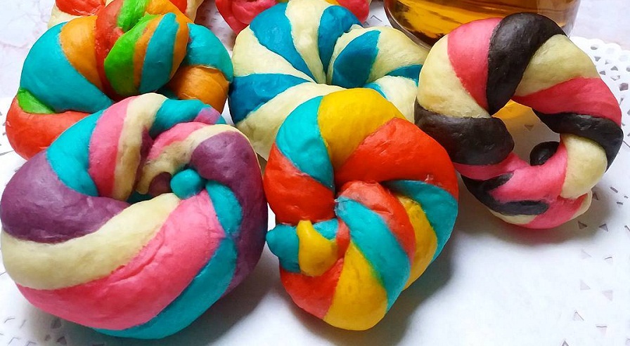 Mirip dengan Donat, Ayo Coba Resep dari Roti Bagel Pelangi