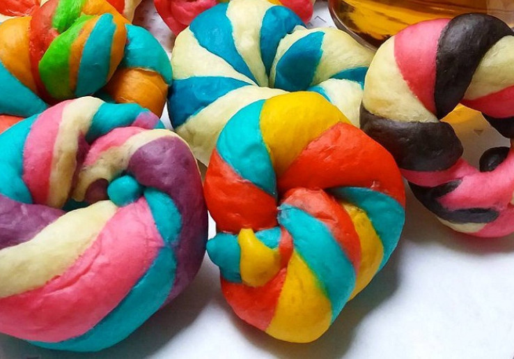 Mirip dengan Donat, Ayo Coba Resep dari Roti Bagel Pelangi