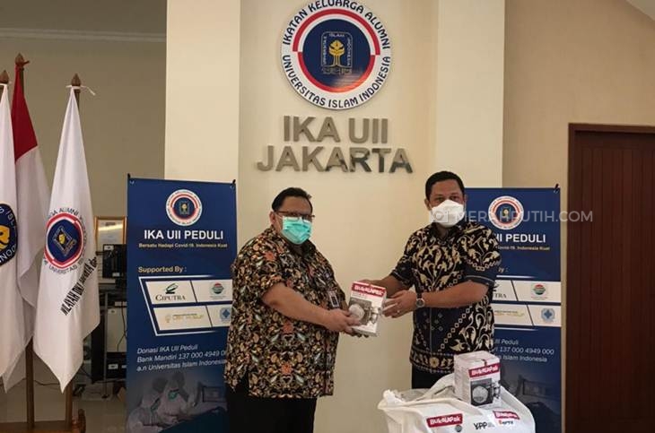 Alumni Universitas Islam Indonesia (UII) menyerahkan bantuan alat kesehatan ke sejumlah rumah sakit rujukan COVID-19. (Foto: MP/Kanugrahan)