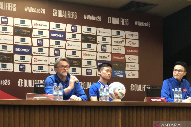 Pelatih timnas Vietnam, Philippe Troussier (kiri) bersama pemainnya, Nguyen Hoang Duc (kanan), saat menghadiri sesi jumpa pers jelang laga melawan Indonesia di Stadion Utama Gelora Bung Karno (SUGBK), Jakarta, Rabu (20/3). Foto: ANTARA/Zaro Ezza Syachniar