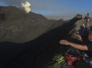 Upacara Yadnya Kasada, Melarung Sesajen ke Kawah Gunung Bromo