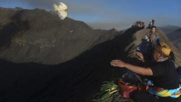 Upacara Yadnya Kasada, Melarung Sesajen ke Kawah Gunung Bromo