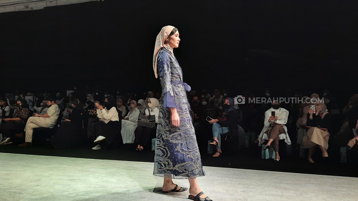 Uniknya Desainer Khanaan Mengusung Batik Tanpa Motif Batik di IFW 2022