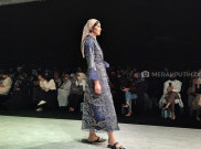 Uniknya Desainer Khanaan Mengusung Batik Tanpa Motif Batik di IFW 2022