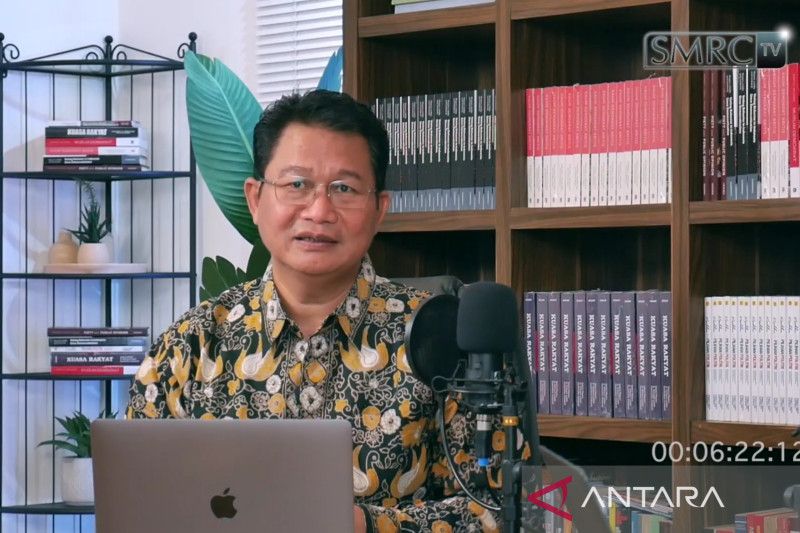 Direktur Eksekutif Saiful Mujani Research and Consulting (SMRC) Sirojudin Abbas saat memaparkan hasil survei terbaru bertajuk "Prospek Capres 2024" yang disiarkan melalui kanal YouTube SMRC TV, di Jakarta, Kamis (7/4/2022). ANTARA/Syaiful Hakim