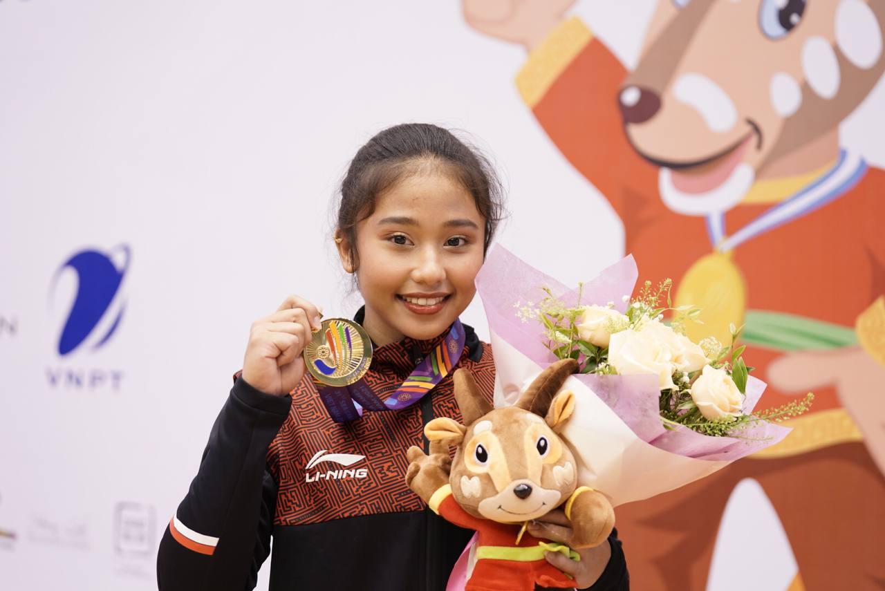  Rifda Irfanaluthfi saat raih emas. (NOC Indonesia/MP Media/M Rifqi)