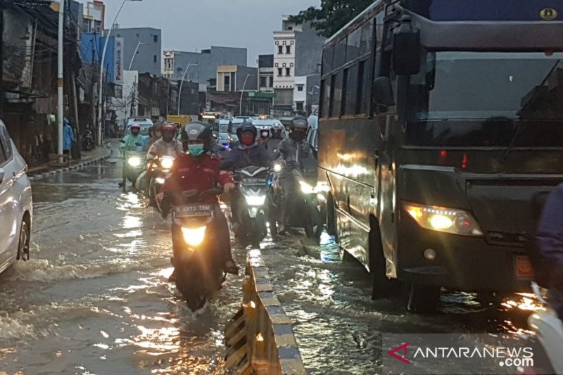 Banjir Setinggi 20 Cm di Jatinegara Barat, Lalin Tersendat