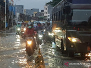 Banjir Setinggi 20 Cm di Jatinegara Barat, Lalin Tersendat