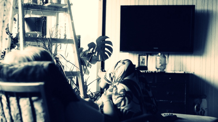 Komunikasikan soal dampak perilaku konsumerisme. (Foto unsplash/John Tuesday)