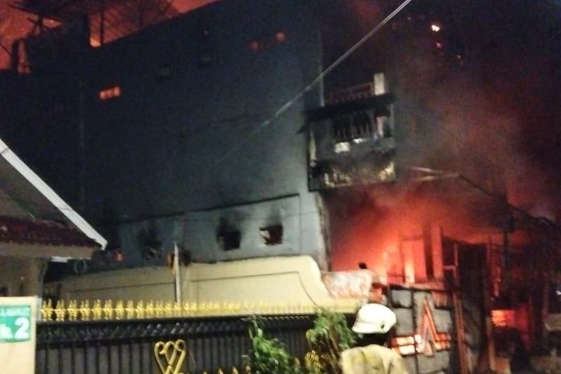 Kebakaran Rumah di Tebet Tewaskan 4 Orang, Status Api Masih Kuning