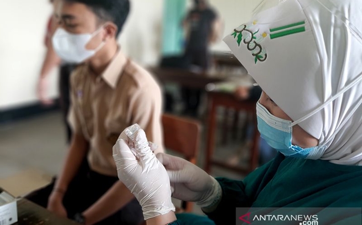 Kegiatan vaksinasi lanjutan yang digelar BIN Daerah Jateng di SMA Negeri 2 Purwokerto, Kabupaten Banyumas, Jumat (15/10/2021). ANTARA/Sumarwoto