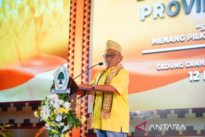 Ketua Dewan Pembina DPP Partai Golkar Aburizal Bakrie dalam forum Rapat Kerja Daerah (Rakerda) Golkar Lampung yang dihadiri pengurus DPP, DPD Golkar Lampung, dan seluruh Ketua Golkar Kabupaten/kota serta ormas sayap partai Golkar di Gedung Graha Karya Utama, Kota Bandar Lampung, Sabtu (12/2/2022).