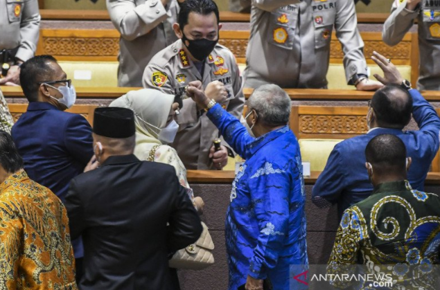 Calon Kapolri Komjen Listyo Sigit Prabowo (tengah) menerima ucapan selamat dari para anggota DPR. ANTARA FOTO/Galih Pradipta