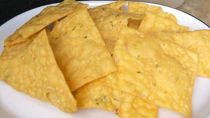 Temani Camilan Manis Lebaran dengan Keripik Bawang Gurih Ini