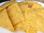 Temani Camilan Manis Lebaran dengan Keripik Bawang Gurih Ini
