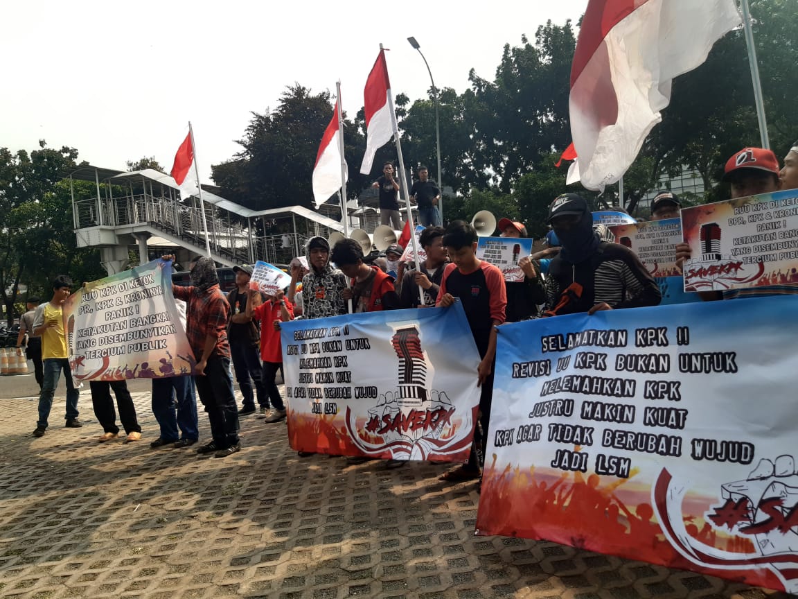 Kelompok massa tergabung dalam Korps Pemuda Antirasuah (KPA) menggelar aksi pawai dari Komisi Pemberantasan Korupsi (KPK), dan Istana Negara, Jumat (6/9). Foto: MP/Kanu
