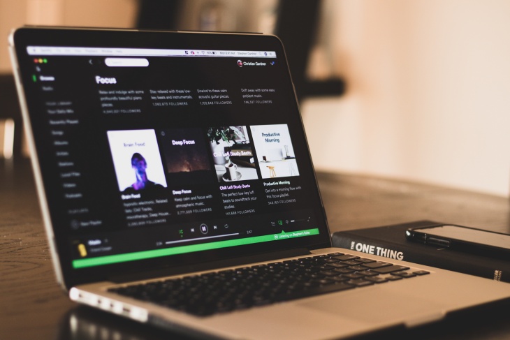 Cerita Perjalanan Superhero DC akan Hadir di Spotify Podcast