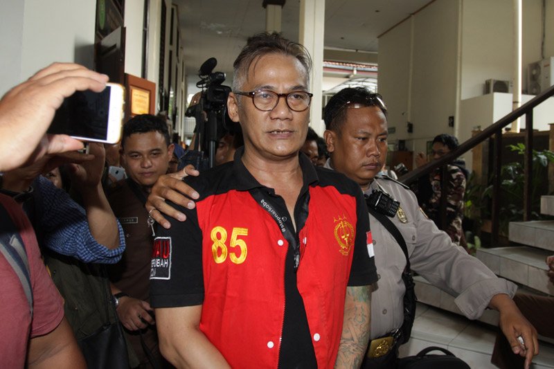Aktor senior Tio Pakusadewo (tengah) bersiap menjalani persidangan dengan agenda pembacaan dakwaan oeh Jaksa Penuntut Umum di PN Jakarta Selatan, Jakarta, Senin (30/4/2018). Tio Pakusadewo menjalani sidang kasus dugaan penyalahgunaan narkotika, dan dalam sidang tersebut Tio tidak mengajukan eksepsi atas dakwaannya, serta sidang kemudian dilanjutkan minggu depan dengan agenda mendengarkan keterangan saksi. (ANTARA FOTO/ Reno Esnir)