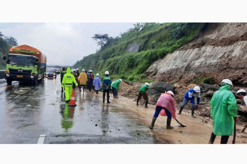 Longsor Terjang Ruas Jalan Tol Semarang-Solo