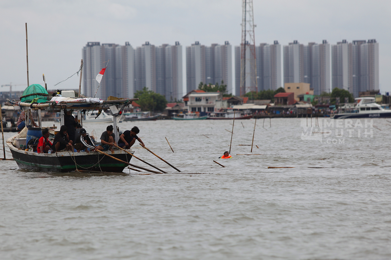 Aksi Nelayan Cabut Pagar Laut Pesisir Laut Kabupaten Tangerang