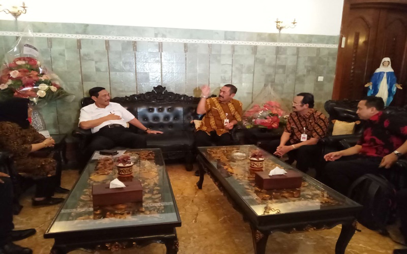 Menko Kemaritiman Luhut Panjaitan bersama Wali Kota Solo FX Hadi Rudyatmo di Solo