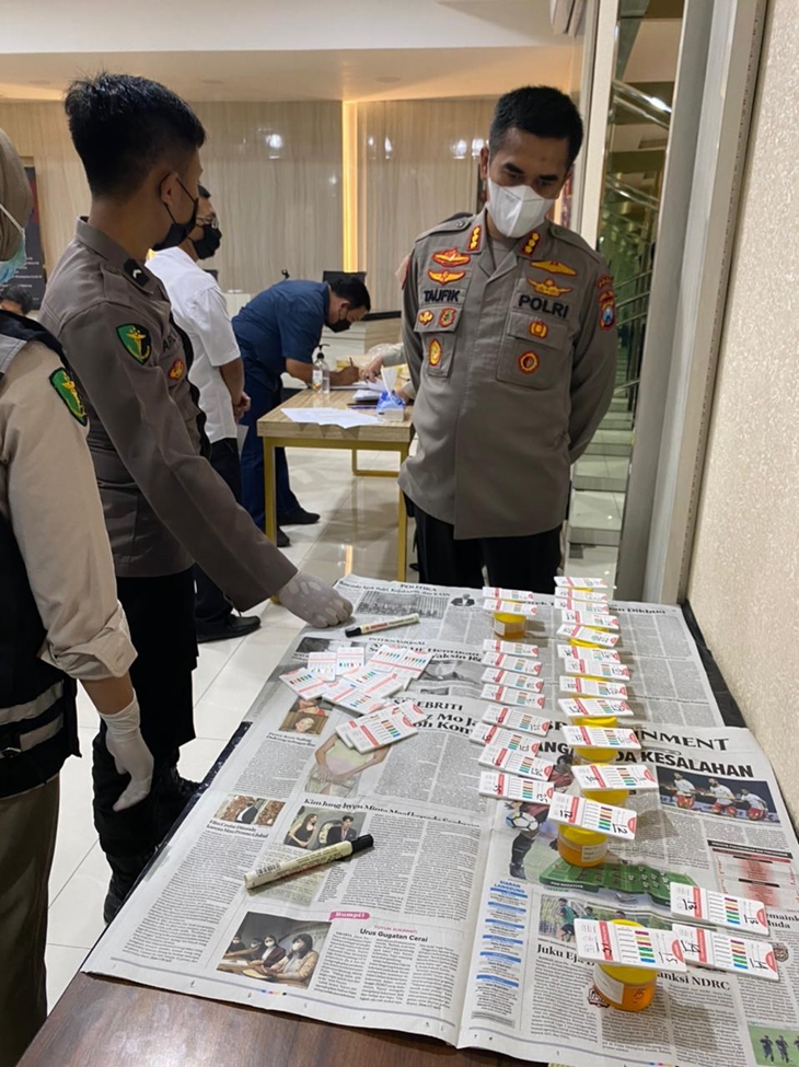 Ditresnarkoba Polda Jawa Timur menggelar tes urine mendadak bagi anggota Kepolisian yang tengah berdinas. (Foto: MP/Istimewa)