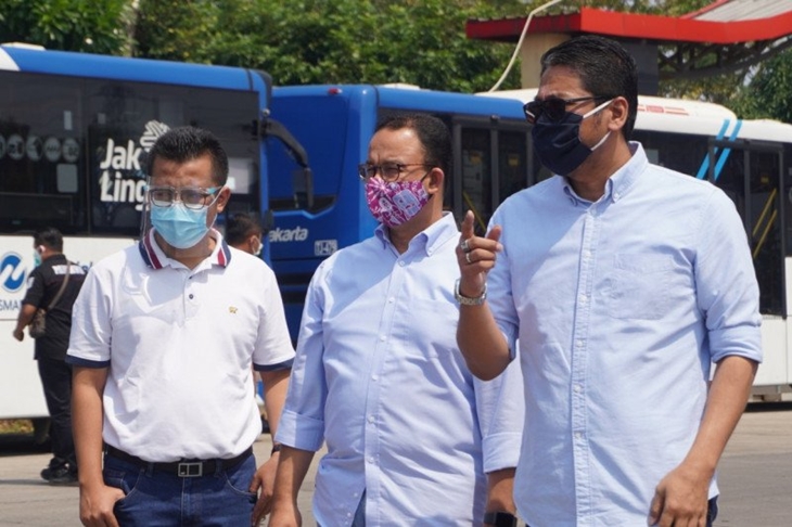 Gubernur DKI Jakarta Anies Baswedan (tengah), Direktur Utama TransJakarta Sardjono Jhony Tjitrokusumo (kanan) bersama dengan jajaran direksi PT TransjJkarta saat meninjau depo bus PT TransJakarta di Jalan Mayjen Sutoyo, Cawang, Jakarta (1/8/2020). (ANTARA/HO-PT Transjakarta)