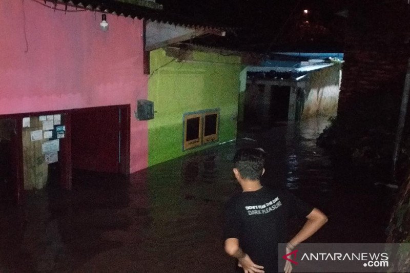 Banjir menggenangi rumah warga di Gladak Kembar Kecamatan Sumbersari, Kabupaten Jember, Jawa Timur, Jumat (29/1/2021) malam. ANTARA/ HO - PMI Jember.