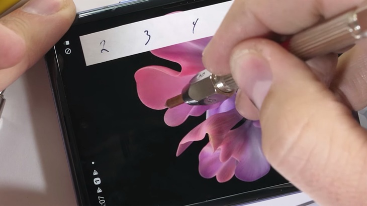 Layar Samsung Galaxy Z Flip Tak Tahan Lama?
