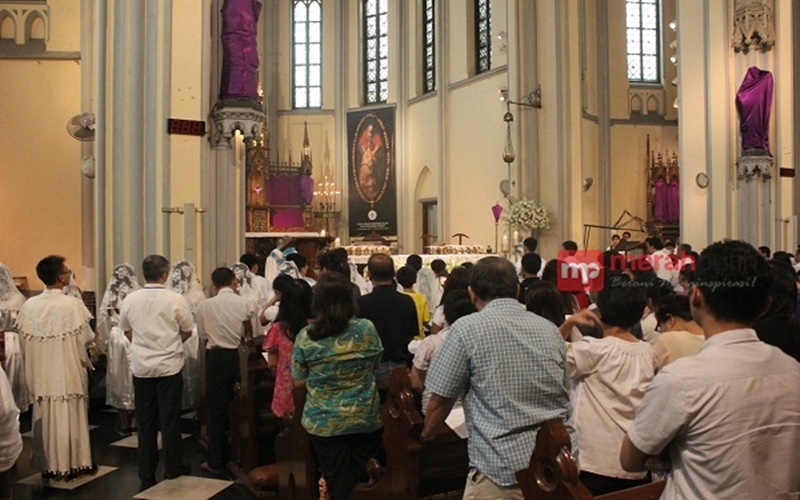 Suasana Misa Kamis Putih di Gereja Katedral Jakarta
