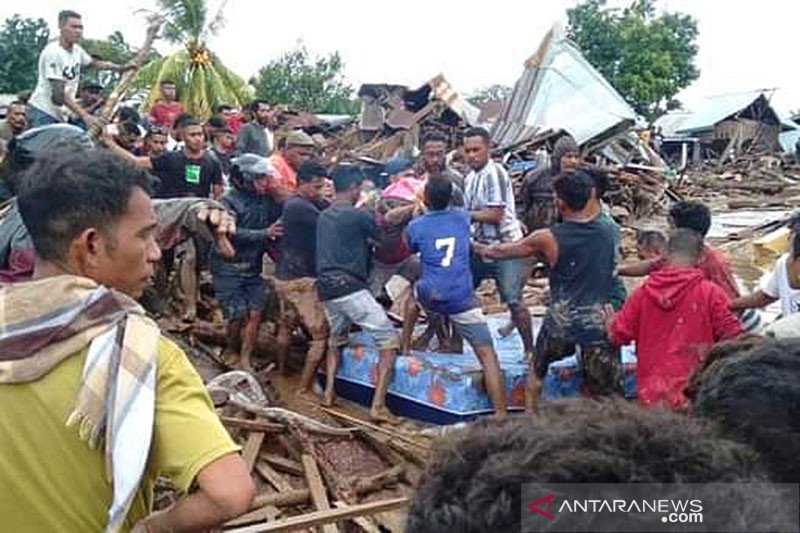 Warga mengevakuasi korban akibat banjir bandang di Adonara Timur, Flores Timur, NTT, Senin (5/4/2021). ANTARA FOTO/Pion Ratuloli/wpa/wsj