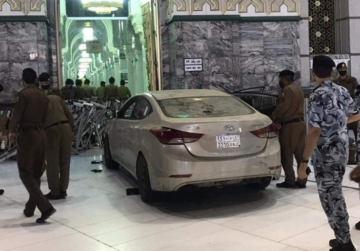 Video Mobil Tabrak Pintu Masjidil Haram