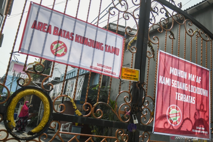 Warga berada di kawasan karantina wilayah terbatas atau lockdown skala mikro di Jalan Intan Berduri, Kawasan Sumur Batu, Jakarta Pusat, Rabu (9/6/2021). ANTARA FOTO/Galih Pradipta/foc.