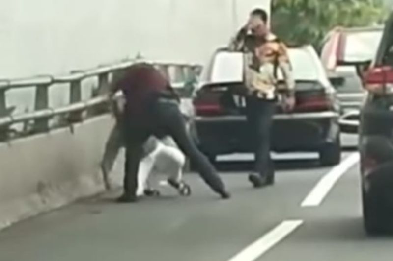 Viral Pengemudi Pelat RFH Pukuli Anak Anggota DPR, Berawal dari Serempetan